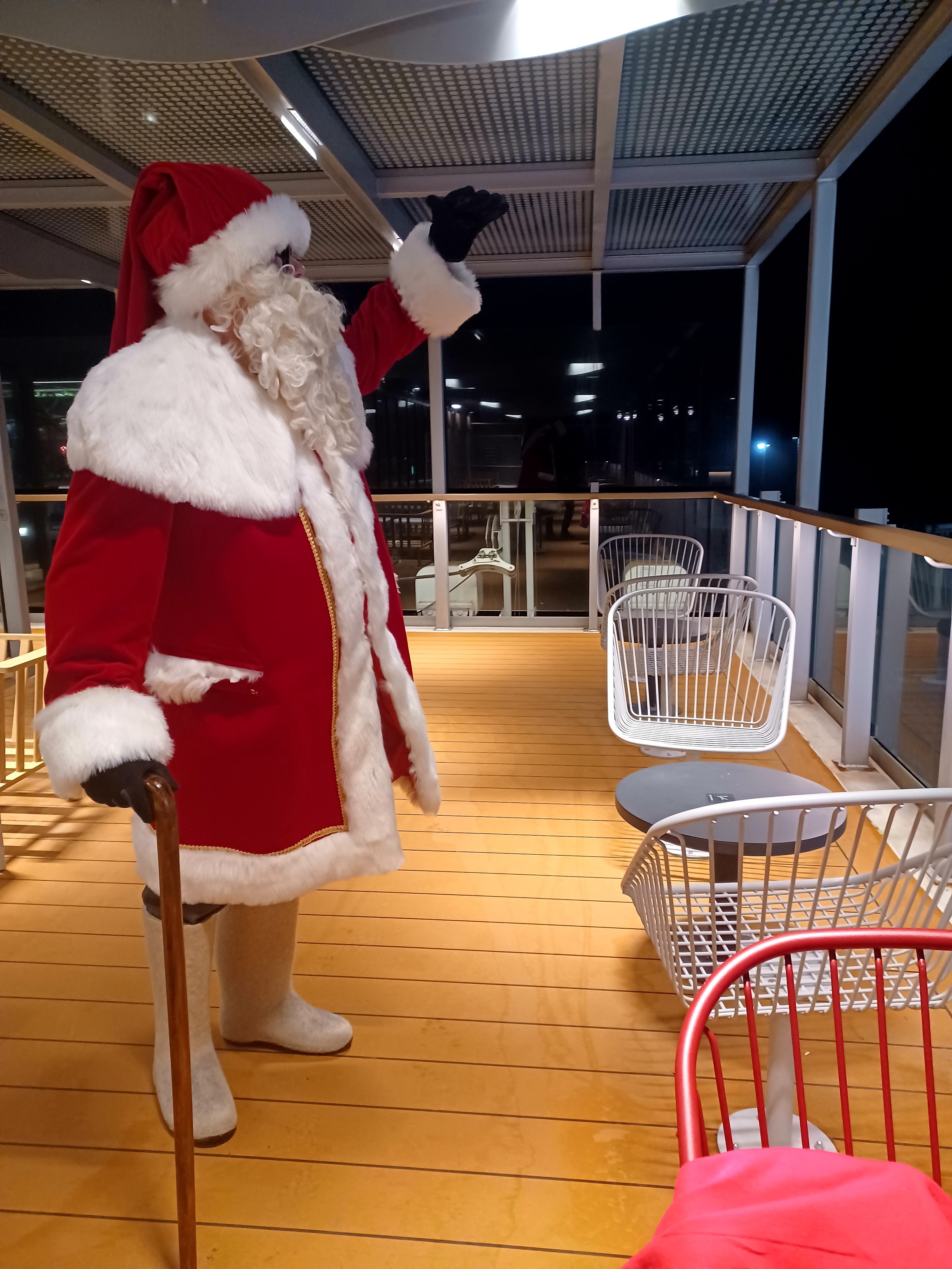 Joulupukki Finnlinesin laivan kannella.