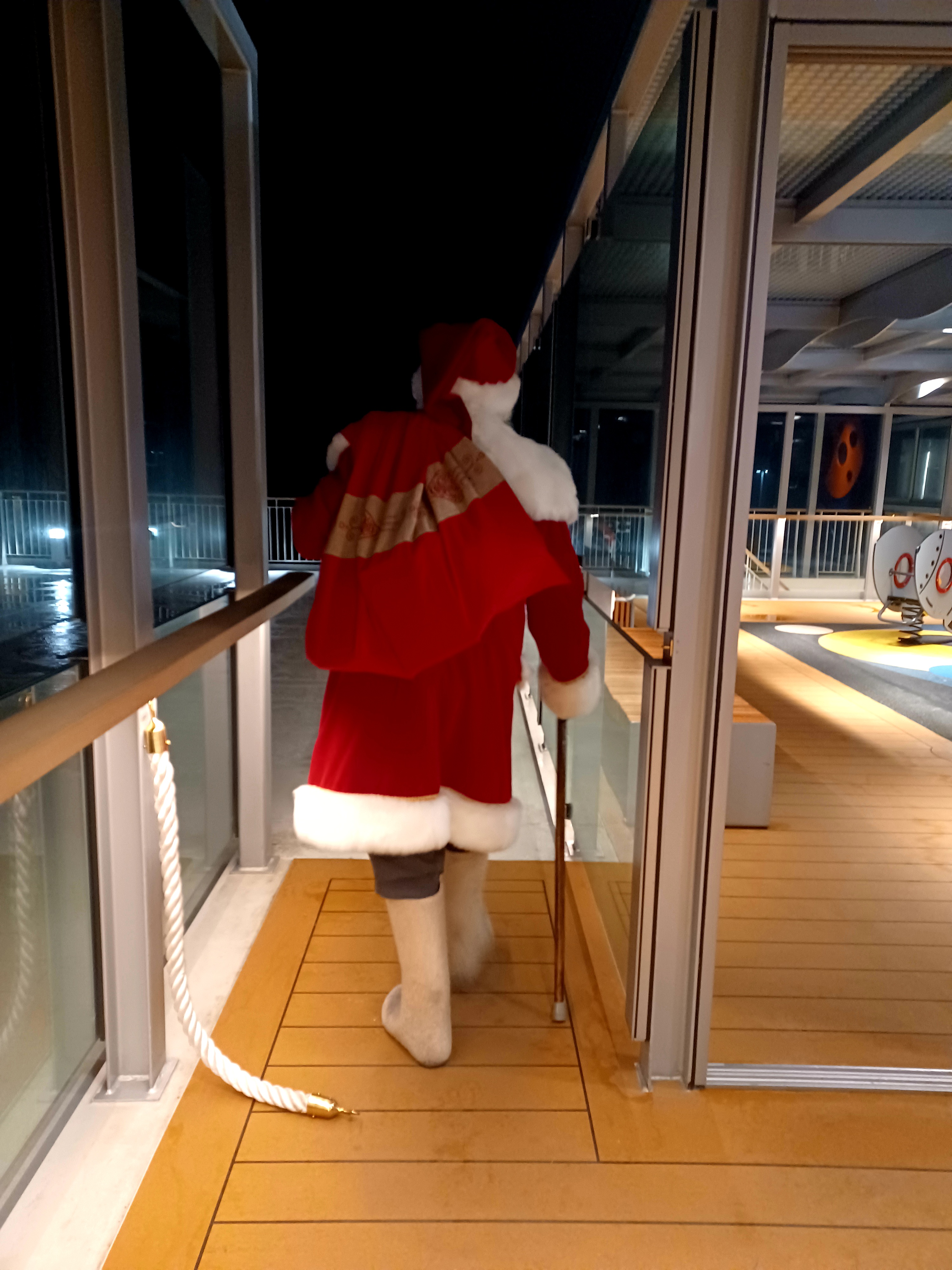 Joulupukki Finnlinesin laivan kannella