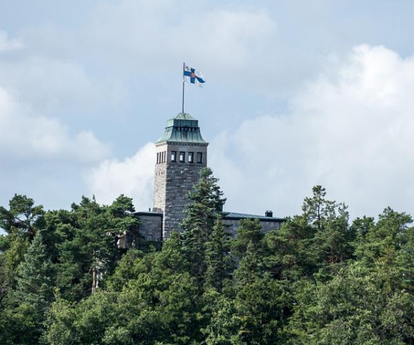 Kultarannan siluetti ja lippu liehuu (c) Visit Naantali