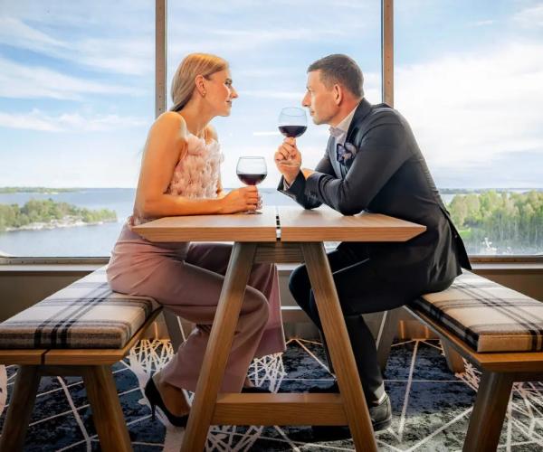 Pariskunta laivalla viinilasillisella.