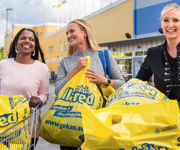 Kolme iloista shoppailijaa Gekås Ullaredin edessä.