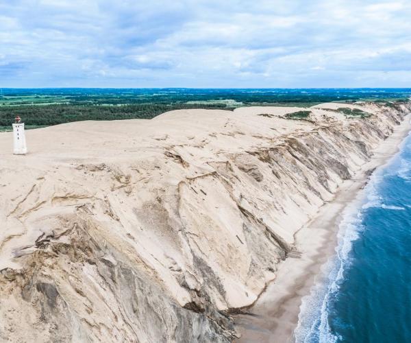 Rubjerg-Knuden majakka dyynien päällä Pohjanmeren rannalla.