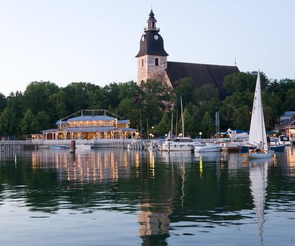 Naantalin Vanhankaupungin rantamaisema mereltä kuvattuna.