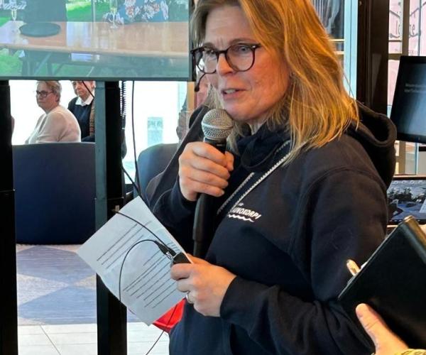 Yrittäjä Kaisa Launokorpi puhumassa tapahtumassa.