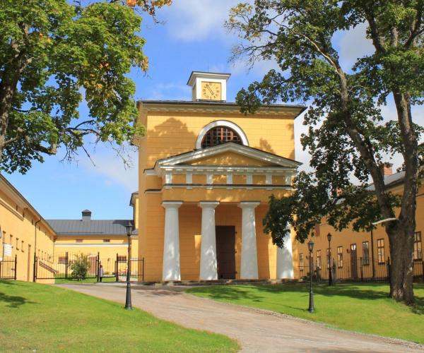 Wiurilan kartanon keltaiset rakennukset