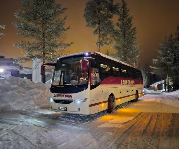 J&M Launokorpi bussin kuva lumisessa maisemassa.