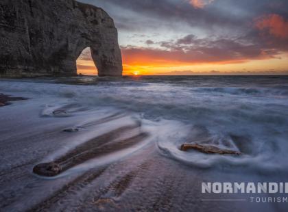 Étretat arch and beach © Nicolas Rottiers