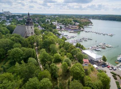 Ilmakuva Naantalin kirkosta ja rannasta (c) Visit Naantali