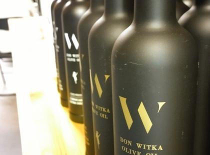 Mustia Don Witka oliiviöljypulloja.