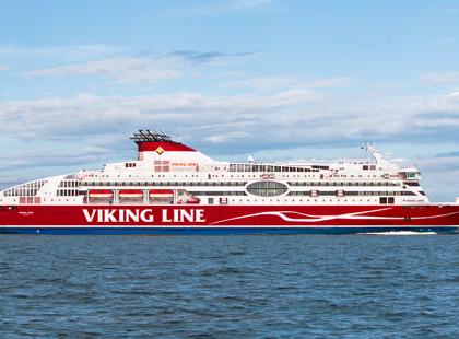 Punavalkoinen Viking Line XPRS -alus merellä.