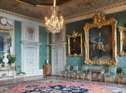 Drottningholmin linnan sali - tauluja, huonekaluja, kristallikruunu