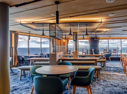 Finnlines ravintola - pöytäryhmiä ja merimaisema