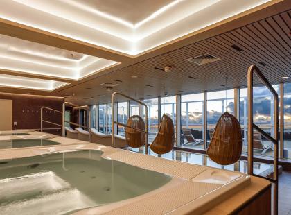 Finnlines spa - porealtaat, korituolit ja merimaisema