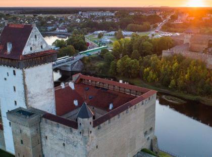 Narvan linna auringonlaskun aikaan ilmakuvattuna.