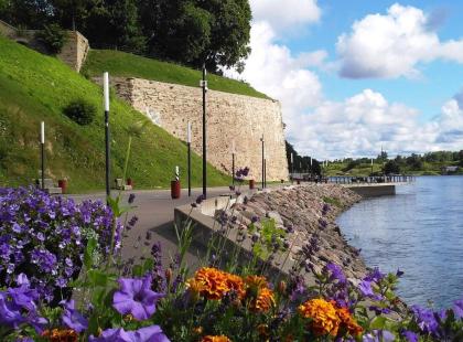 Narvan kiviset bastionit jokipromenadilla.