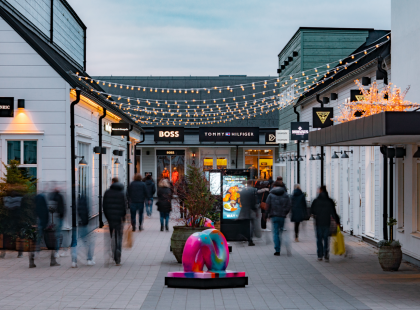 Stockholm Quality Outletin myymälärakennuksia ja ihmisiä ulkona