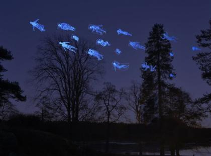 Lentäviä pimeässä hohtavia hahmoja.