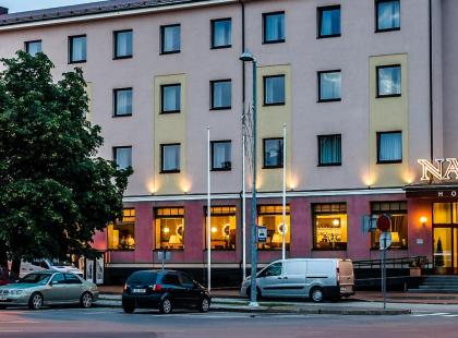 Narva Hotellin julkisivu iltavalaistuksessa.