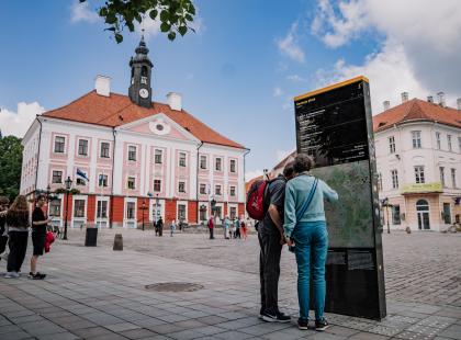 Tarton raatihuoneentorin vanhoja kivirakennuksia.