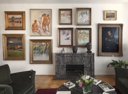 Tauluja Taidekoti Kirpilän seinällä.