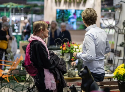 Messuvieraita, kasveja, kissa koristepatsaat