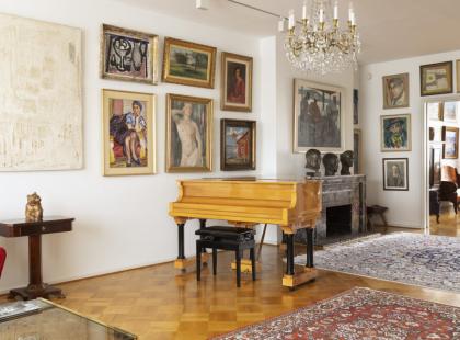 Flyygeli ja taideteoksia Taidekoti Kirpilässä.