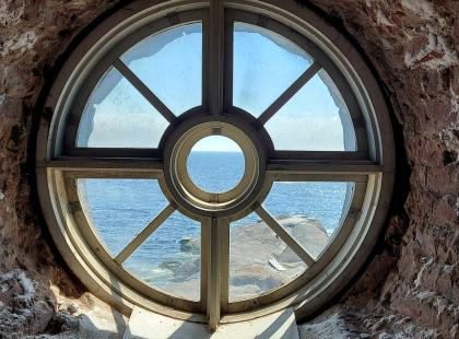 Bengtskärin majakan pyöreä ikkuna.