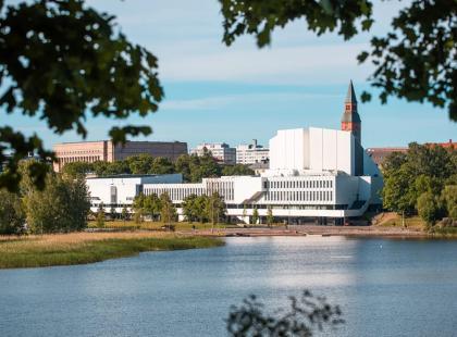 Finlandia-talo lammen takana.