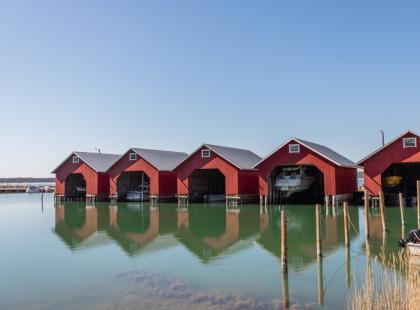 Punaisia venevajoja Iniössä.