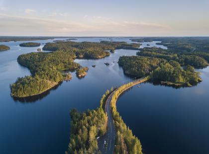 Ilmakuva järvi, pengertie ja saaria