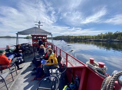 Norppa II lautta, ihmisiä, järvi
