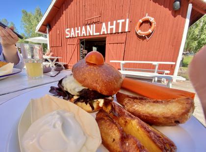 Sahanlahti punainen latorakennus, ruoka-annos