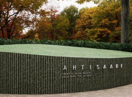 Presidentti Ahtisaaren muistomerkki hautausmaalla.