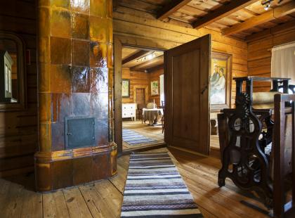 Halosenniemen sisustusta ja kaakelitakka.