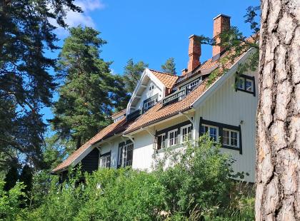 Ainolan valkoinen huvila.