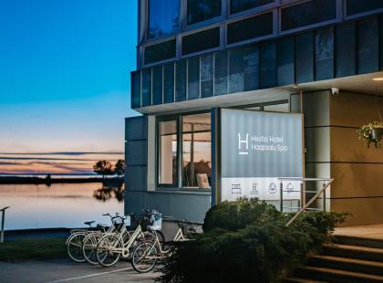 Hestia Hotel Haapsalun sisäänkäynti.