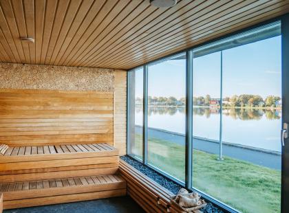 Hestia Hotel Haapsalun sauna ja isot ikkunat merelle.