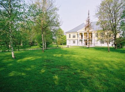 Matsalun luontokeskuksen keltainen kartanomainen rakennus.