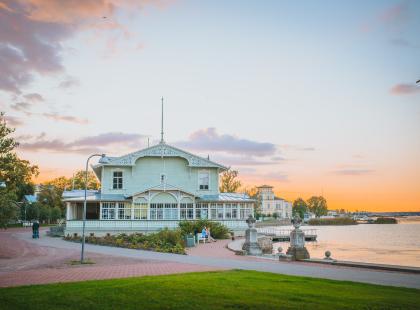 Pitsihuvila Haapsalun rantapromenadilla.