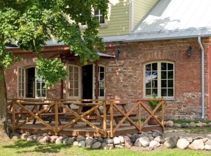 Krog 14 ravintolan punatiilinen julkisvu.