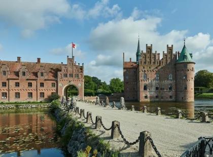 Egeskovin linnalle johtava silta.