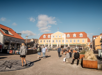 Løkken Badehotellin keltainen rakennus aukiolla.