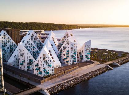 Aarhusin monderneja valkoisia taloja meren äärellä.