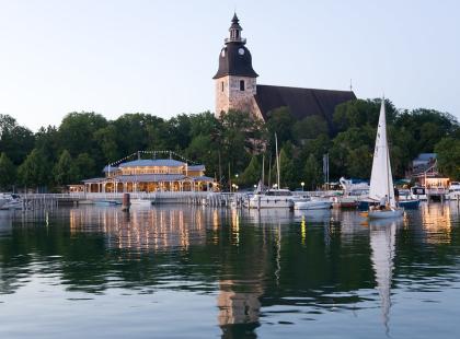 Naantalin Vanhankaupungin rantamaisema mereltä kuvattuna.