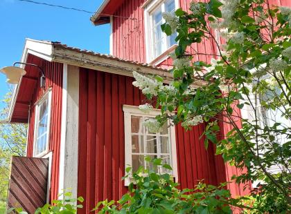 Punainen puurakennus Seilissä.