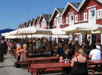 Skagenin vanhoja punaisia kalastajataloja ja terasseja.