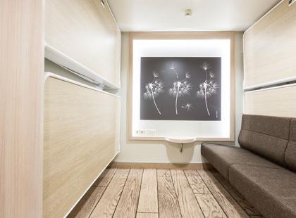 Viking Gracen ikkunaton sisähytti.