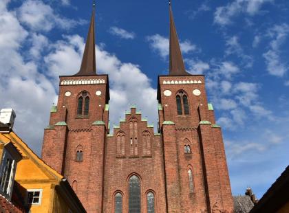Roskilden katedraalin punatiiliset tornit.