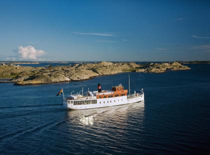 Saaristoristeilyalus merellä ja luotoja.