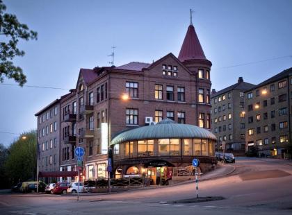 Best Western Tidbloms Hotellin tillirakennus kadunkulmassa.